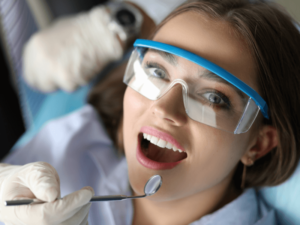 mulher no dentista sorrindo